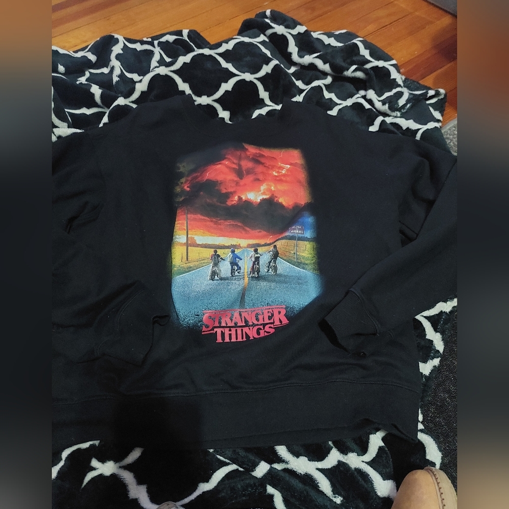 Stranger‎ Things sweatshirt Juniors XL